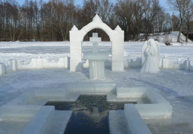 Как правильно купаться в проруби на Крещение — фото 2