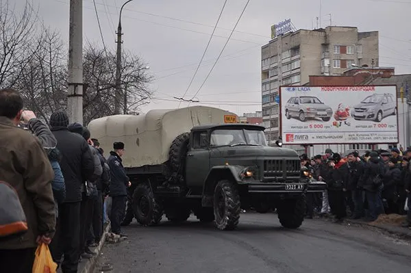 З Управління СБУ у Хмельницькій області військові вивозять зброю і боєприпаси (Фото) + (Відео) — фото 1