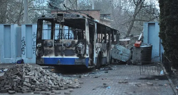 Через спалені тролейбуси під Управлінням СБУ, «Хмельницькелектротранс» нарахували понад 700 тисяч гривень збитків — фото 1