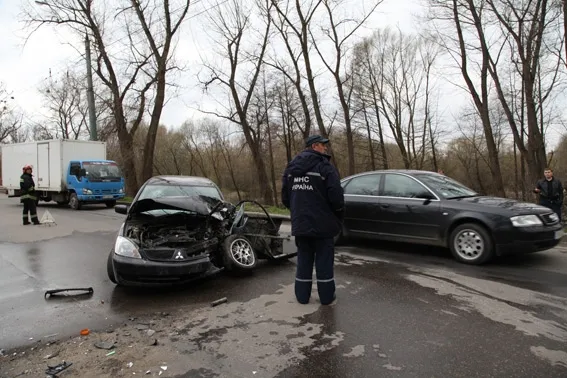 На Старокостянтинівському шосе зіткнулись дві іномарки — фото 1