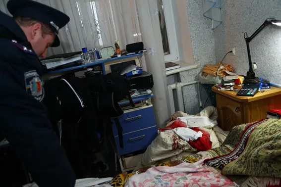 52-річна жінка кілька разів вдарила ножем свого 27-річного сина, а потім викинулася з вікна — фото 1
