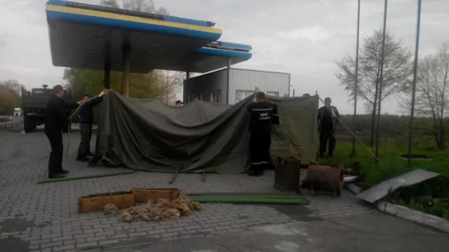 На в'їзді до Хмельницького автомайданівці встановили блокпост із залізобетонних блоків (Фото) — фото 2