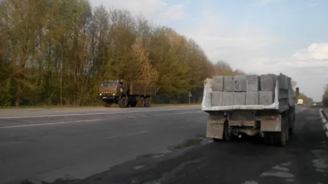 На в'їзді до Хмельницького автомайданівці встановили блокпост із залізобетонних блоків (Фото) — фото 3