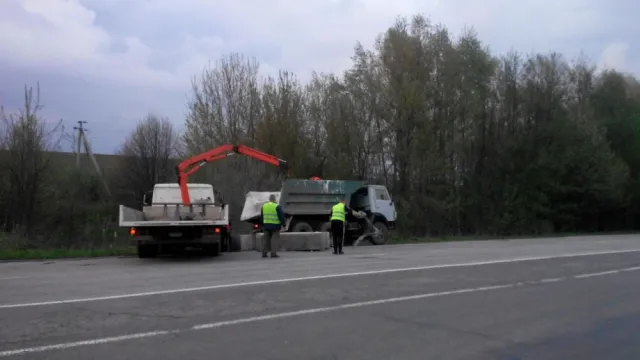 На в'їзді до Хмельницького автомайданівці встановили блокпост із залізобетонних блоків (Фото) — фото 4