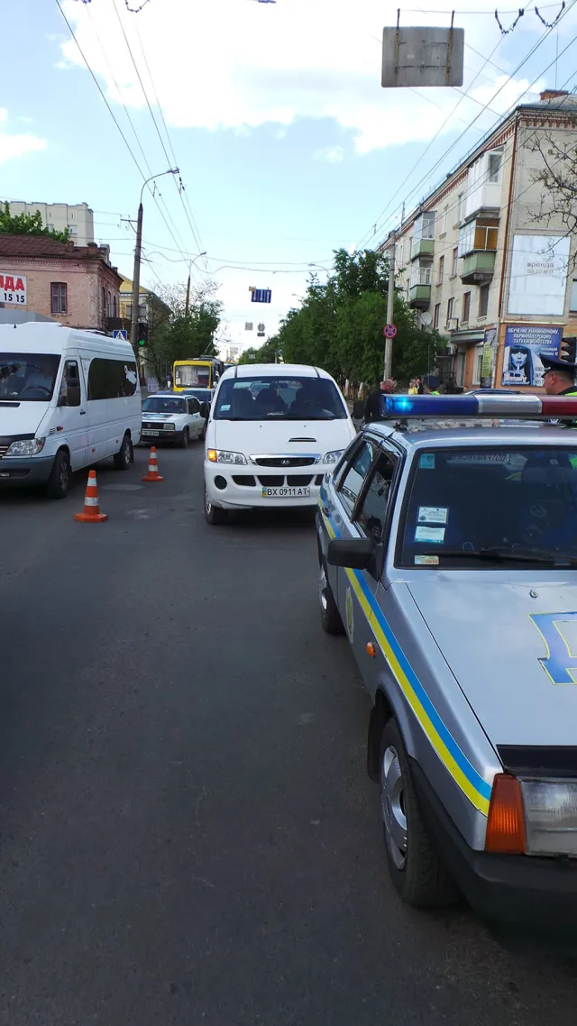 Неподалік Хмельницької міської першої аптеки автомобіль збив жінку (Фото) — фото 1