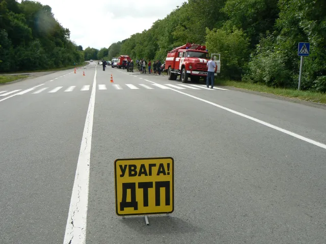 Рятувальники Хмельниччини вчора ліквідували наслідки ДТП біля села Данюки (ВІДЕО+ФОТО) — фото 1