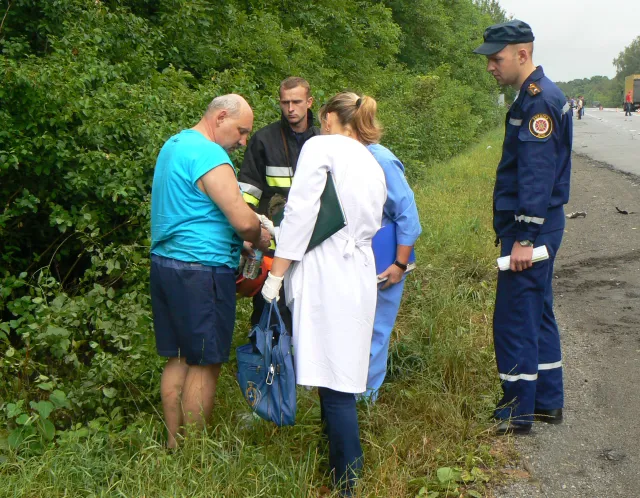 Рятувальники Хмельниччини вчора ліквідували наслідки ДТП біля села Данюки (ВІДЕО+ФОТО) — фото 5