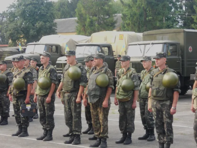 Сьогодні штатний підрозділ однієї з військових частин міста Хмельницький відправився на схід України (Фото) — фото 1