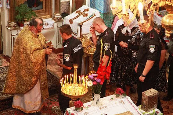 Бійці «Богдану» перед виїздом на АТО приклонилися перед іконою (Фоторепортаж) + (Відео) — фото 7
