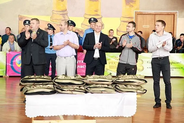 Футбольний клуб подарував бронежилети міліціонерам, які їдуть у зону АТО (Фото) — фото 4