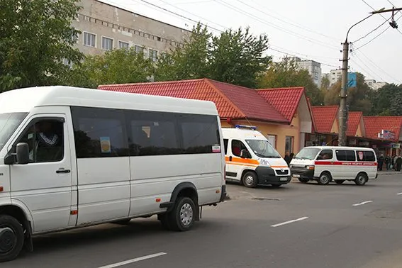 Працівники ДАІ борються із водіями, які блокують виїзд бригад швидкої допомоги (Фото) — фото 1