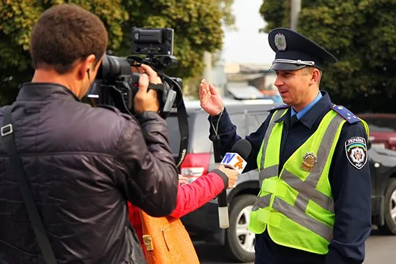 Працівники ДАІ борються із водіями, які блокують виїзд бригад швидкої допомоги (Фото) — фото 2