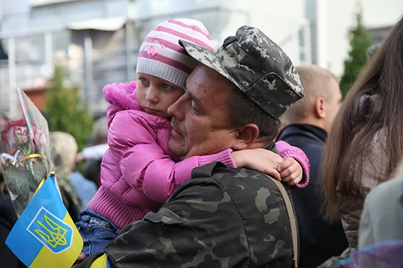 Хмельничани урочисто зустріли нацгвардійців, які кілька місяців боронили Україну у зоні АТО (Фоторепортаж) + (Відео) — фото 5