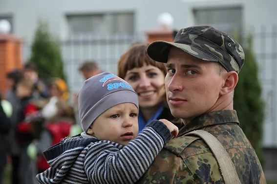 Хмельничани урочисто зустріли нацгвардійців, які кілька місяців боронили Україну у зоні АТО (Фоторепортаж) + (Відео) — фото 6