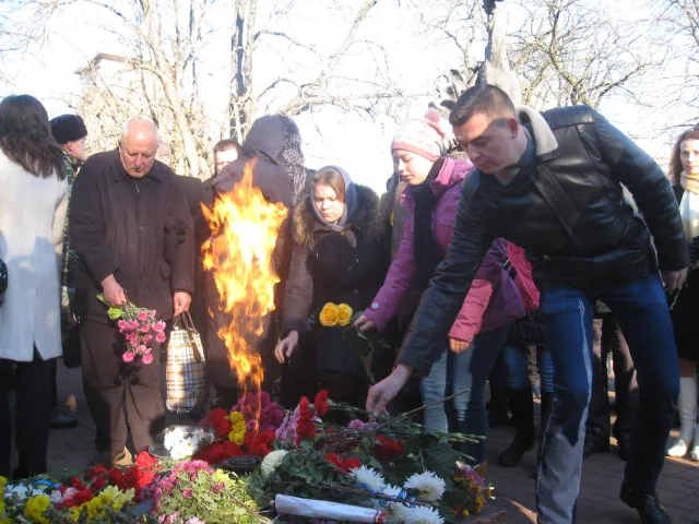 На Військовому кладовищі вшанували пам’ять воїнів-визволителів (Фоторепортаж) — фото 5