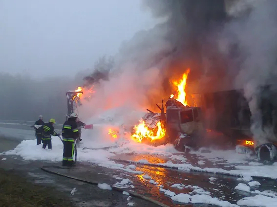 Внаслідок ДТП на Хмельниччині водій згорів разом із вантажівкою (Фото) — фото 1