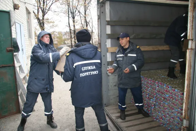 Рятувальники доставили до Сєверодонецька 35 тонн гуманітарної допомоги (Фото) — фото 3