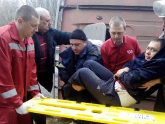 Рятувальники деблокували водія із кабіни вантажівки, що потрапила у ДТП — фото 1
