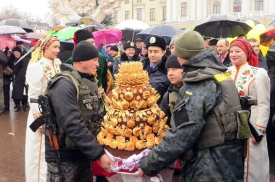 У Хмельницькому урочисто зустріли бійців Нацгвардії, які повернулись із зони АТО (Фото) + (Відео) — фото 1