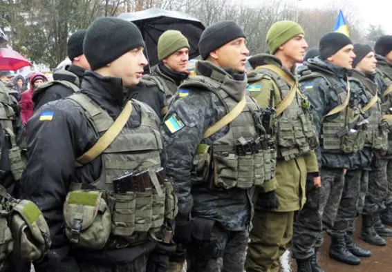 У Хмельницькому урочисто зустріли бійців Нацгвардії, які повернулись із зони АТО (Фото) + (Відео) — фото 2