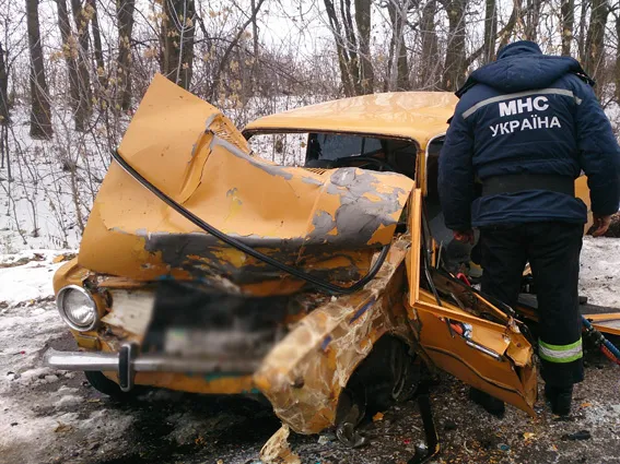 Рятувальники деблокували постраждалих із понівеченого внаслідок ДТП автомобіля — фото 1