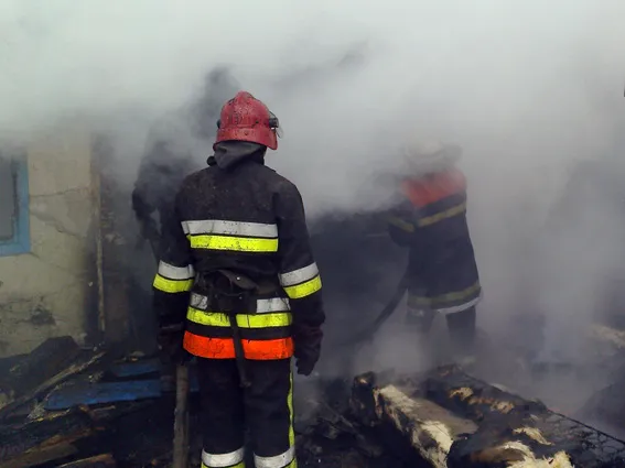 Вогнеборці ліквідували пожежу в будинку, де вже давно ніхто не проживав — фото 1