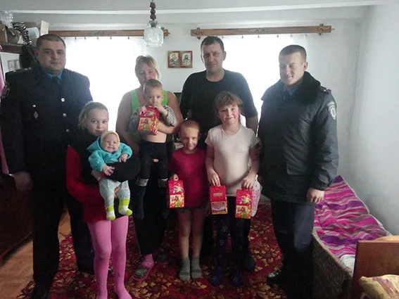 Напередодні новорічних свят працівники міліції відвідали сім'ї переселенців з АТО (Фото) — фото 1