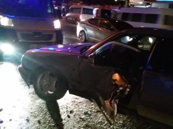 Внаслідок аварії постраждали два водії та пасажир — фото 1