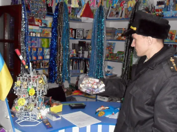 Рятувальники провели рейдові перевірки з виявлення місць реалізації піротехнічних виробів (Фото) — фото 2