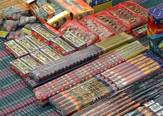 На Хмельниччині правоохоронці вилучили більше 5 тисяч одиниць піротехніки (Відео) — фото 1