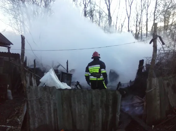 Рятувальники ліквідували дві пожежі в господарчих будівлях (Фото) — фото 2
