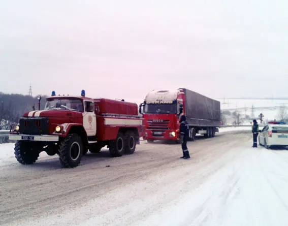 Рятувальники ліквідували наслідки ускладнення дорожнього руху на трасі Житомир – Чернівці (Фото) — фото 1