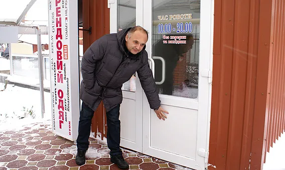Злодій, який проникли в магазин брендового одягу, виявився громадянином сусідньої держави (Відео) — фото 1