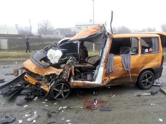На Хмельниччині під час аварії сплюснуло мікроавтобус із сімома людьми всередині (Фото) — фото 1