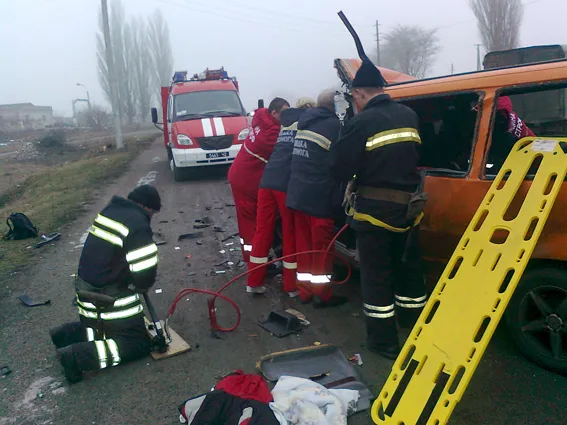 На Хмельниччині під час аварії сплюснуло мікроавтобус із сімома людьми всередині (Фото) — фото 3