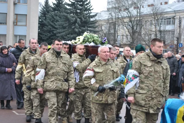 Тисячі хмельничан прийшли попрощатись із 25-річним «кіборгом» Дмитром Івахом (Фото) + (Відео) — фото 1