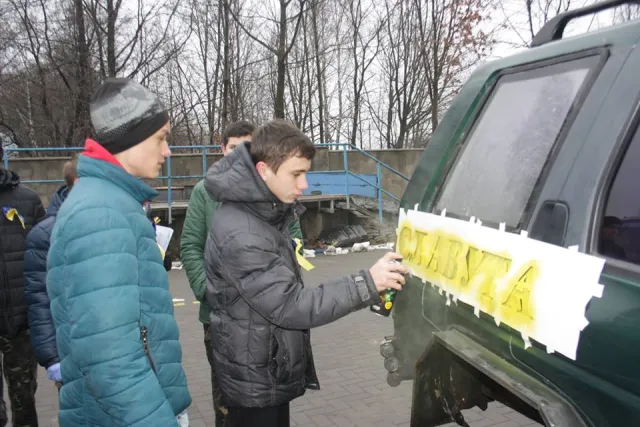 Славутчани подарували воїнам АТО позашляховик (Фото) — фото 1