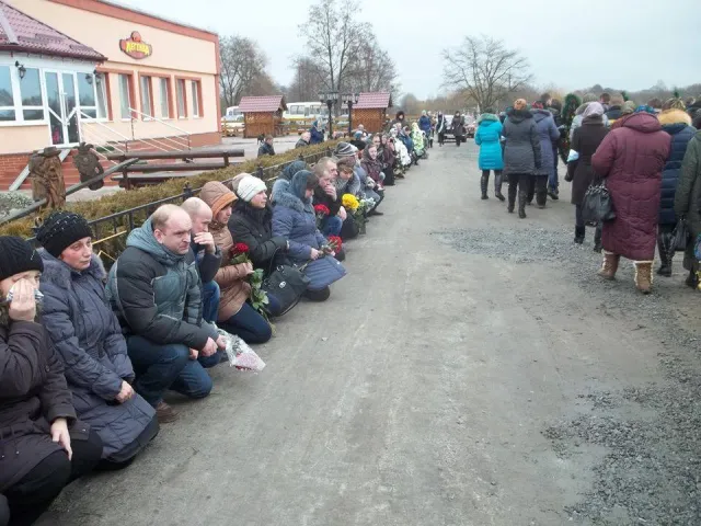 Сотні мешканців Славутчини провели в останню дорогу Володимира Марковського (Фоторепортаж) — фото 3