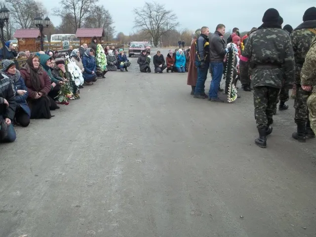 Сотні мешканців Славутчини провели в останню дорогу Володимира Марковського (Фоторепортаж) — фото 4