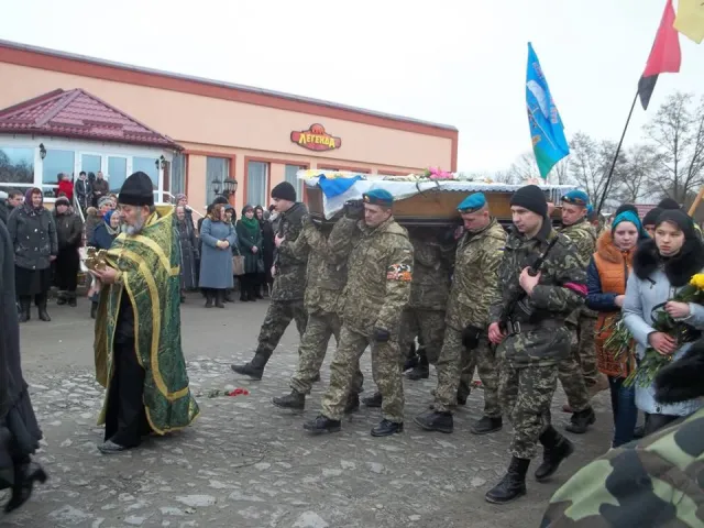 Сотні мешканців Славутчини провели в останню дорогу Володимира Марковського (Фоторепортаж) — фото 7