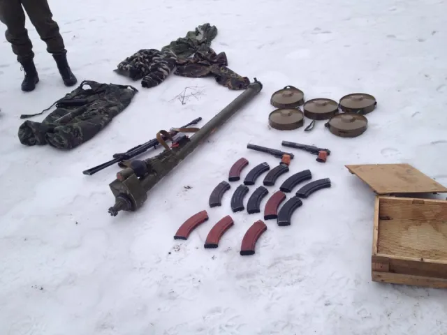 Хмельницькі військові викрили збройний схрон, призначений для терористів (Фото) — фото 1