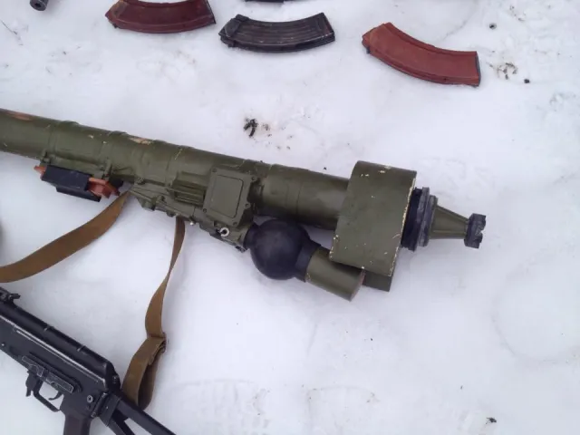 Хмельницькі військові викрили збройний схрон, призначений для терористів (Фото) — фото 2