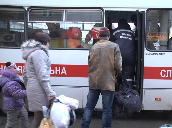 На Хмельниччину переїхали 12 вимушених переселенців із Дебальцівського району (Фото) + (Відео) — фото 2