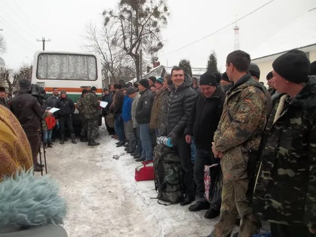Славутчина проводжала до війська відмобілізованих громадян 1-ї хвилі часткової мобілізаці (Фоторепортаж) — фото 8