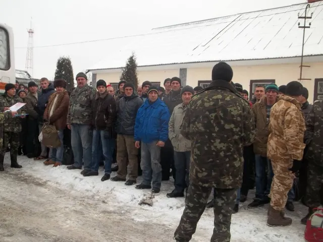 Славутчина проводжала до війська відмобілізованих громадян 1-ї хвилі часткової мобілізаці (Фоторепортаж) — фото 9