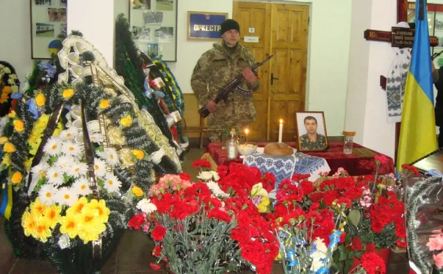 Стоячи на колінах кам’янчани попрощались зі своїм Героєм — фото 1