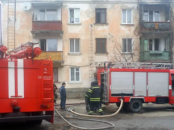 Рятувальники ліквідували пожежу в триповерховому житловому будинку — фото 1
