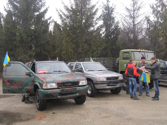 Підприємці Кам'янця-Подільського передали 6 автомобілів на потреби АТО (фото) — фото 1