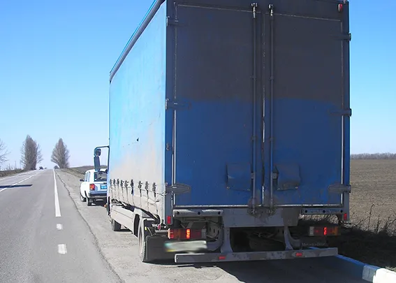 На Хмельниччині грабіжники роздягли свою жертву і залишили вночі посеред поля — фото 1