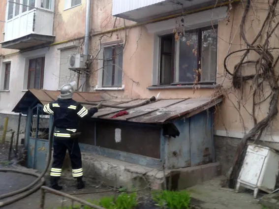 Вогнеборець у неробочий час врятував на пожежі двох людей (фото) — фото 1